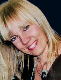 Ritratto di Sonia Vespa con il mare ligure sullo sfondo
